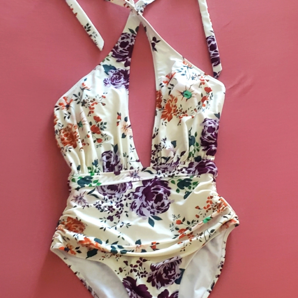 Cupshe Medium Halter Plunging swimsuit